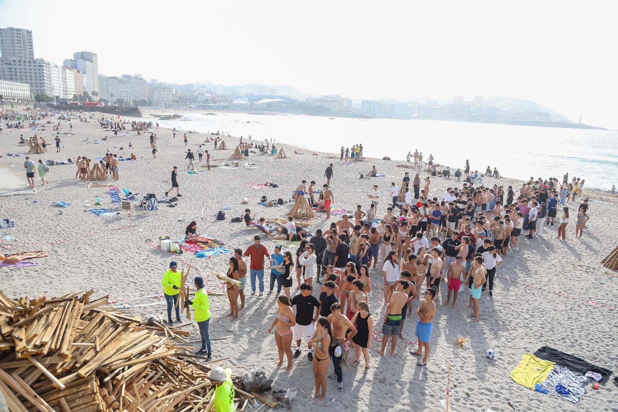 Reparto de madera y primeras hogueras en las playas de Orzán y Riazor
