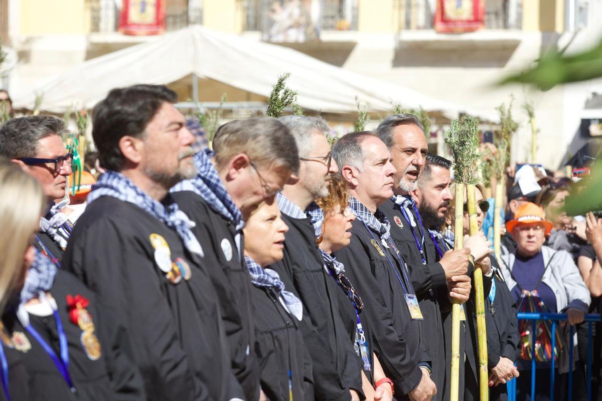 Luis Barcala y Manuel Jiménez, junto a otros políticos y autoridades, durante la celebración de la misa de la Santa Faz.