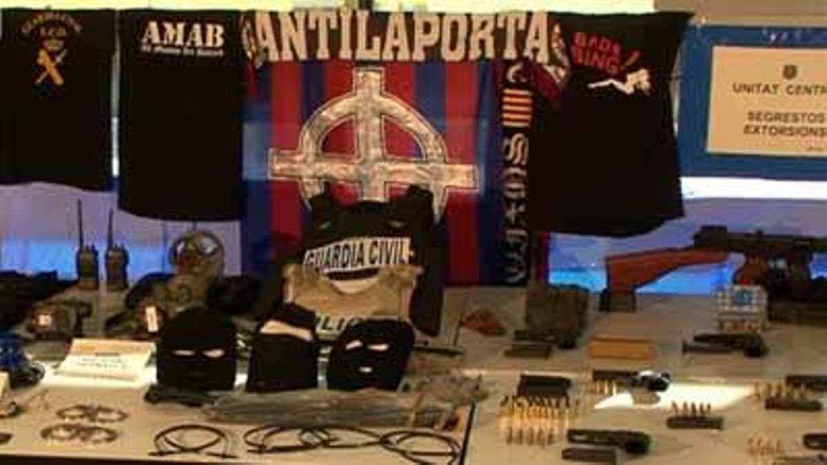 Els membres dels ’Casuals’, el grup més violent dels Boixos Nois, detinguts al febrer per extorsió i tràfic de drogues, disposaven d’un arsenal d’armes i centenars de bitllets.