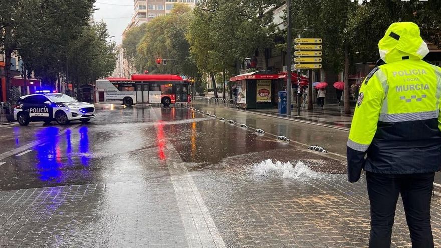 La rotura de una tubería en la Gran Vía de Murcia inunda las calles aledañas