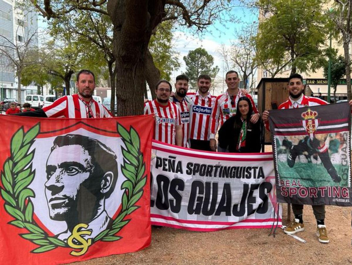 La peña Los Guajes, en la plaza de El Moreal.