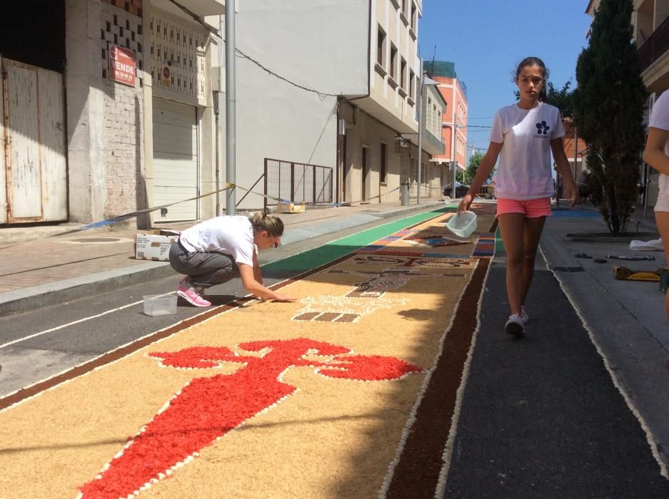 Cuando aún quedan varias horas para la procesión del Corpus las calles de Bueu ofrecen ya su mejor aspecto