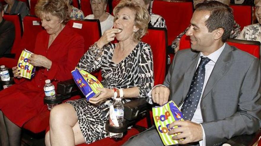 Aguirre, en el centro; su consejero de Asuntos Sociales, Salvador Victoria, y la actriz Laura Valenzuela, ayer, en un cine.