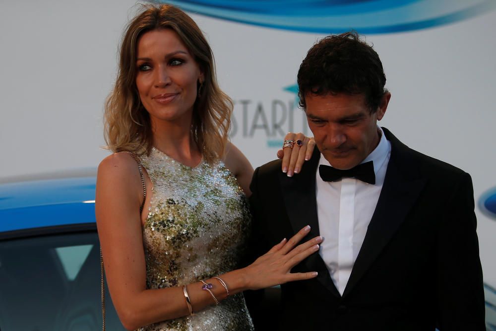 Banderas and his girlfriend Kimpel stand after ...