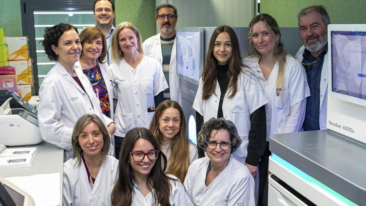 El equipo de la Unidad de Genética y Genómica de Son Espases junto al secuenciador de genoma.