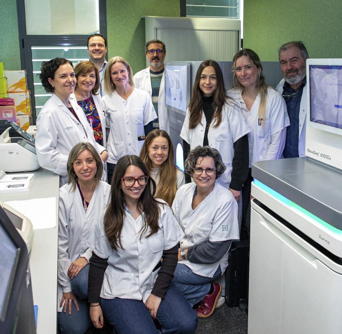 El equipo de la Unidad de Genética y Genómica de Son Espases junto al nuevo secuenciador de genoma.