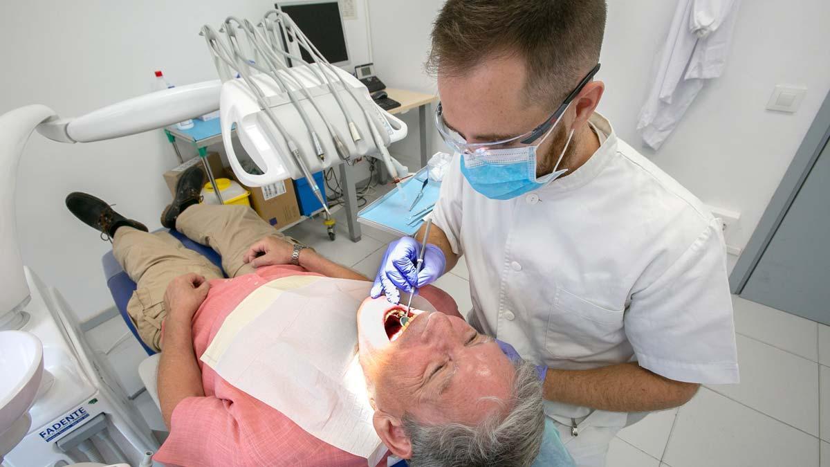 El Ayuntamiento de Barcelona ampliará el servicio de odontología gratuito para personas vulnerables. Lo explica Gemma Tarafa, concejala de Salud del Ayuntamiento de Barcelona. En la foto, un ciudadano se realiza una revisión con un dentista municipal en un centro de la calle de Viladomat. 