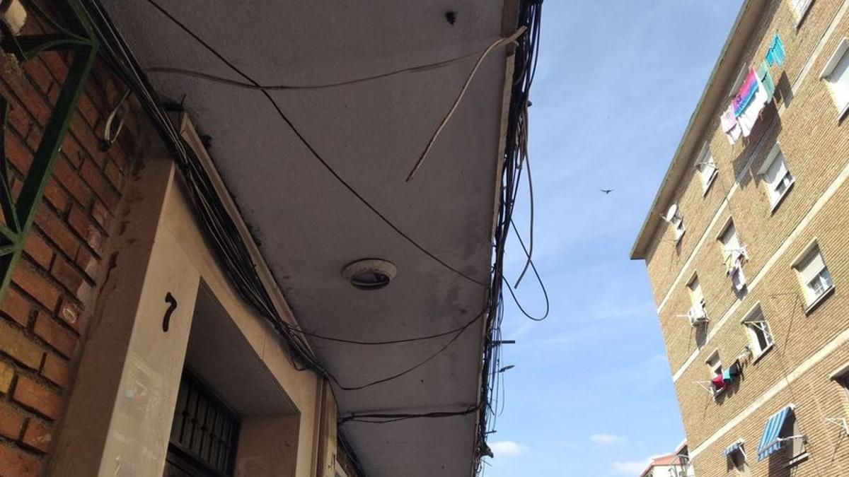 Los cables, por todas partes en este rincón de Málaga