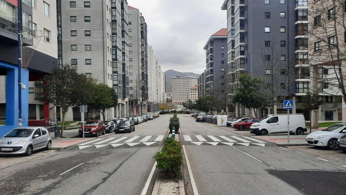 Vista general de la calle Teixugueiras de Navia, con algunos desperfectos en el asfalto