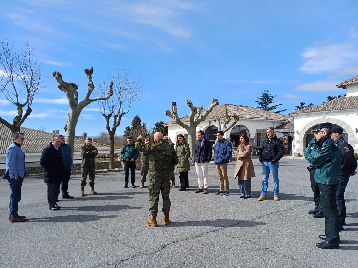 Los asistentes a la visita atienden las explicaciones de un militar del centro.
