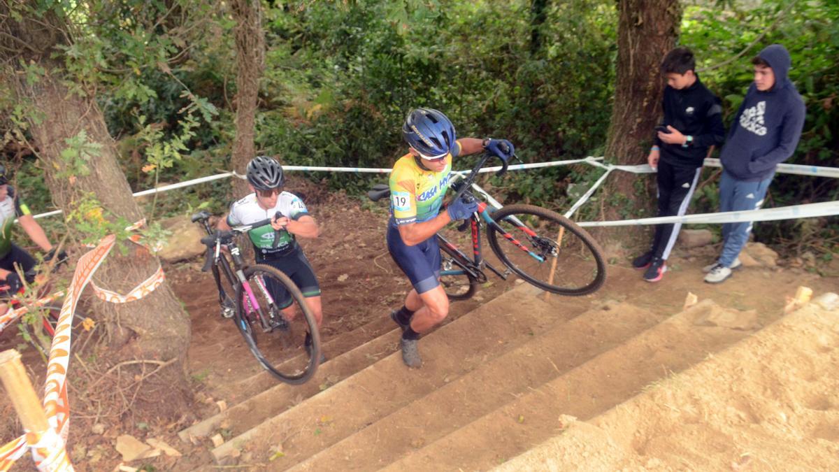Dos participantes en el ciclocross de este año.