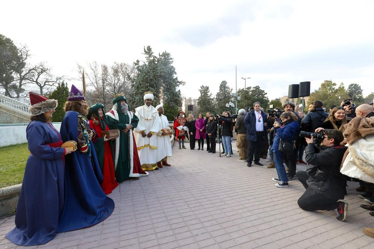 En imágenes | Los Reyes Magos ya están en Zaragoza: miles de familias los reciben en el Parque Grande