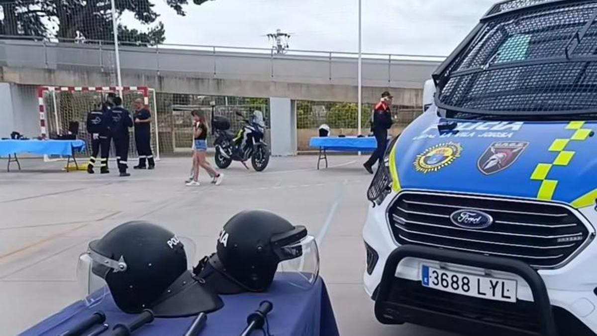 La Policía Local de La Vila presenta su material en las jornadas de convivencia en los colegios con los escolares.