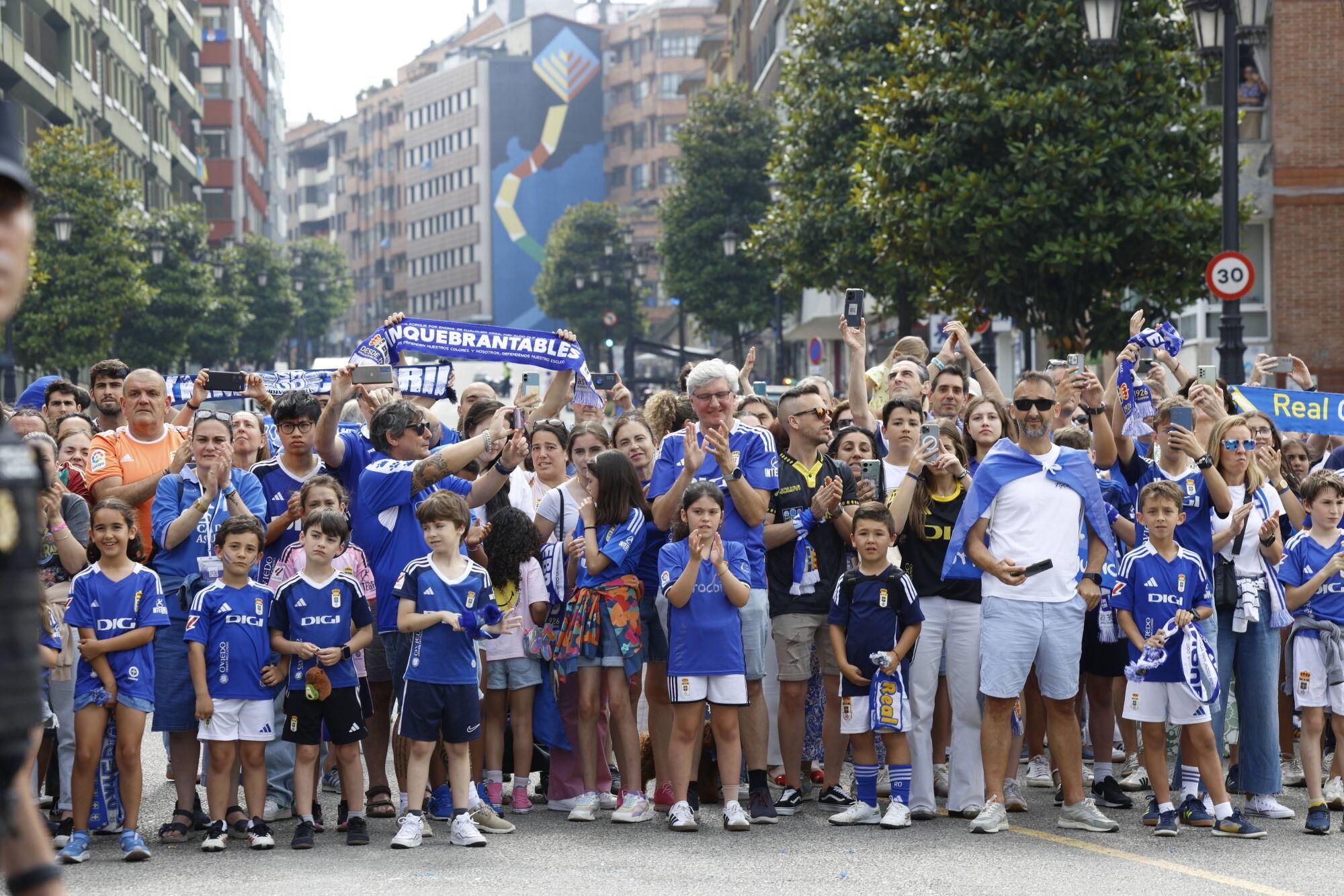 Locura azul en las calles de Oviedo para celebrar el ascenso del equipo a Primera División