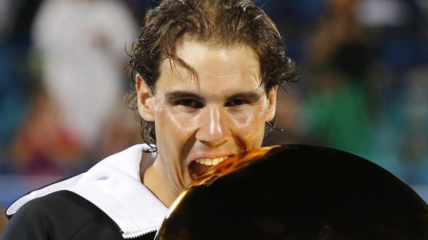 Rafa Nadal muerde su nuevo título.