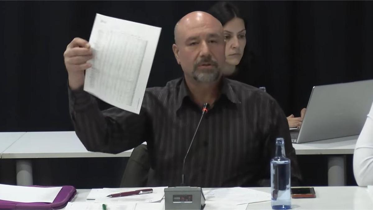 Juan Luis Furones antes de abandonar o pleno.