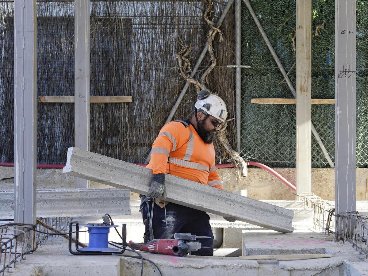 Un obrero de la construcción trabaja en un edificio en Valladolid.