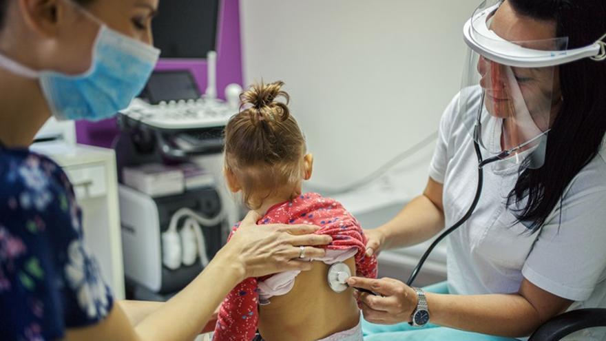 Madre con el niño al médico durante la pandemia de coronavirus