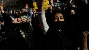 Mujeres afganas protestan en Kabul contra la prohibición de asistir a la universidad. 