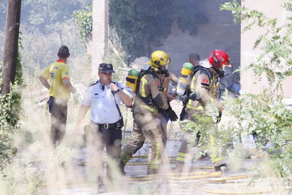 Un incendi ensorra el sostre d'una nau de Quart