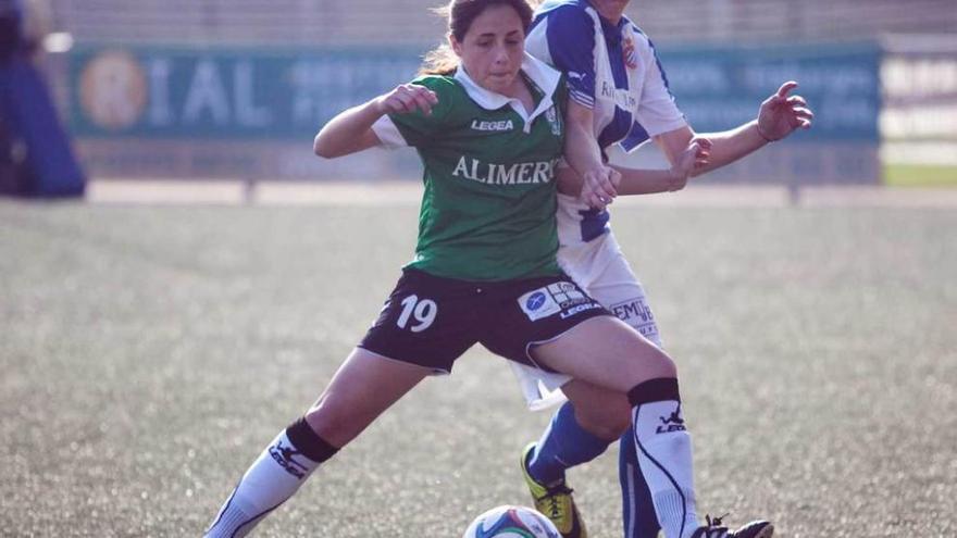 Isina protege el balón ante una jugadora del Espanyol.