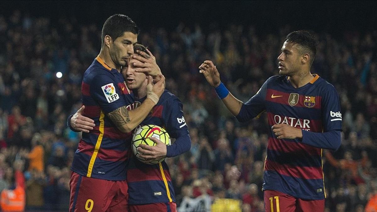 Luis Suárez abraza a Messi ante la mirada de Neymar