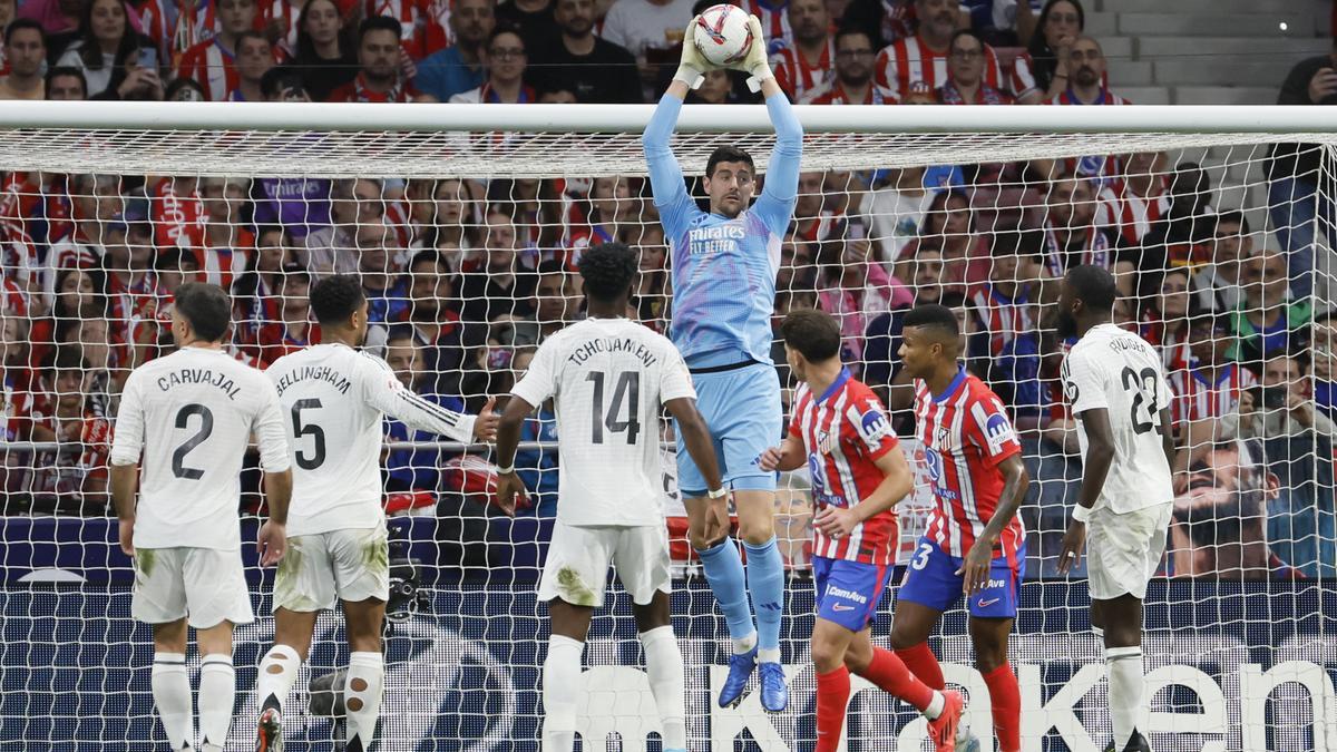 Courtois, durante un lance del derbi contra el Atlético.