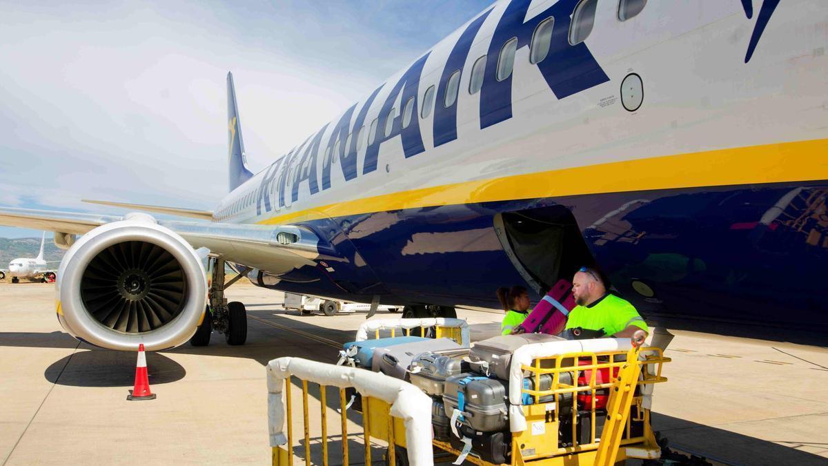 Operarios cargan maletas en un avión en el aeropuerto de Castellón.