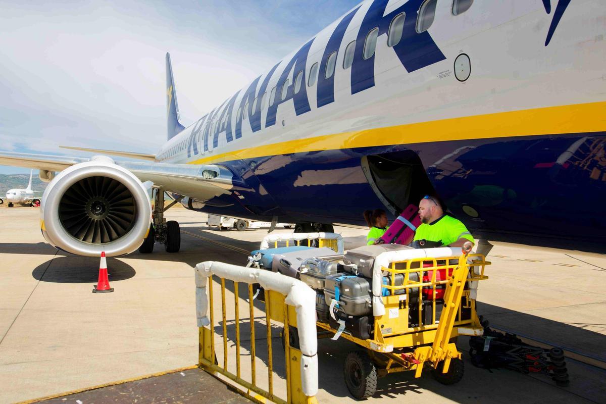 Operarios cargan maletas en un avión en el aeropuerto de Castellón.
