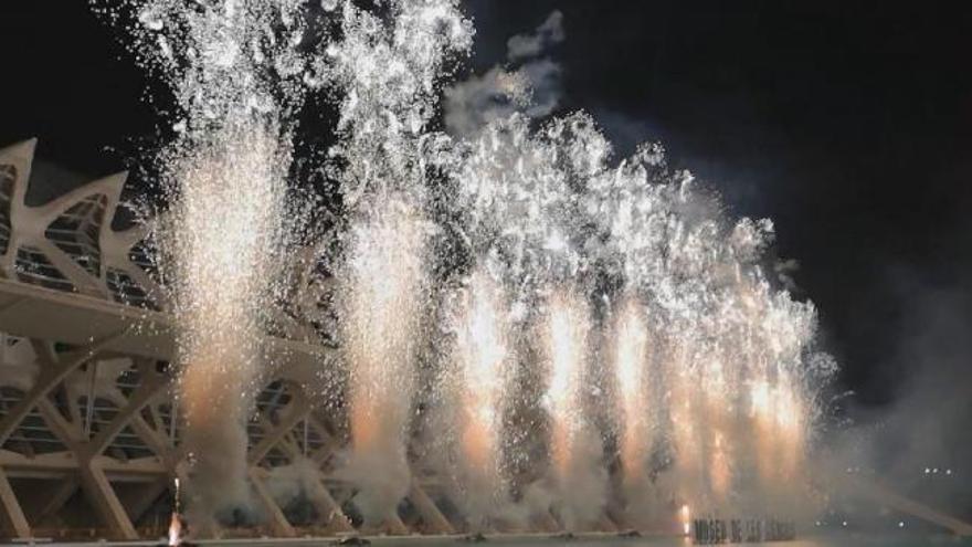 Castillo de fuegos artificiales por la inauguración de la Exposición del Ninot