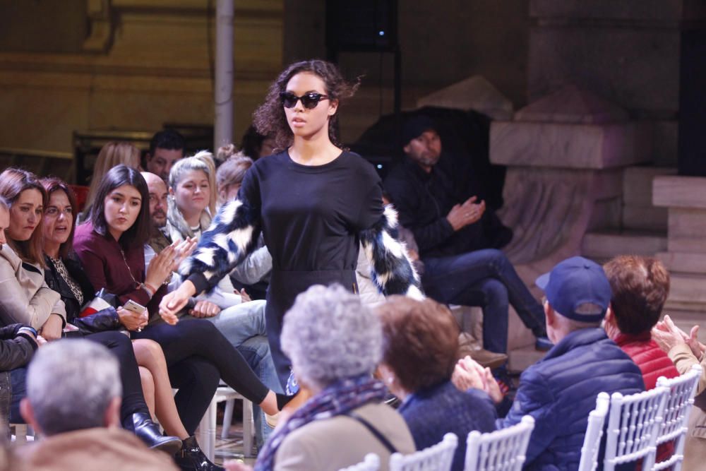 Desfile de modelos en la plaza del Ayuntamiento