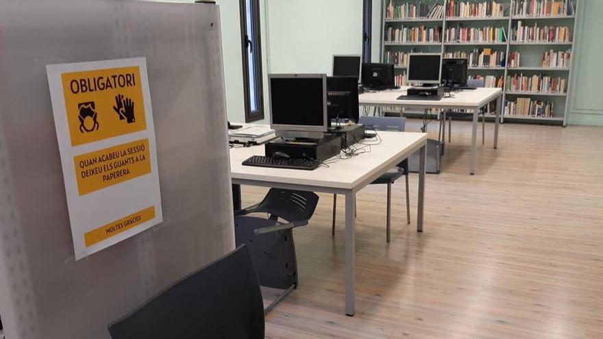La sala de lectura de la biblioteca de Puigcerdà reoberta en la Fase dos