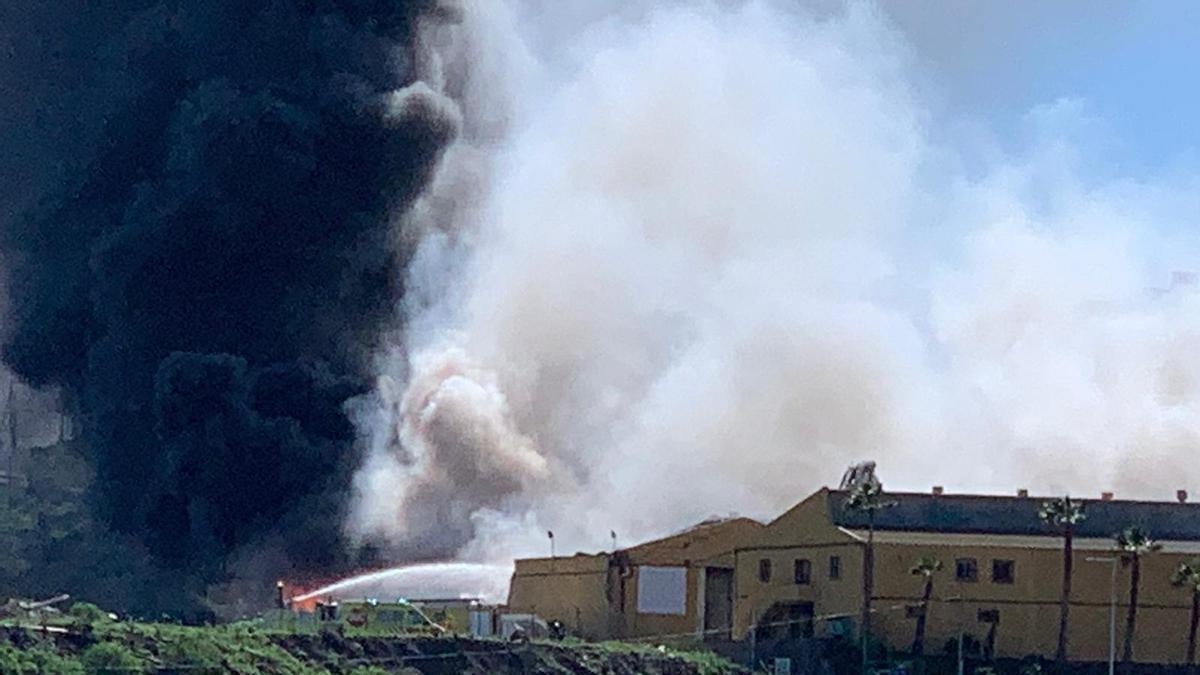 Incendio en la zona industrial de Cruz de la Gallina