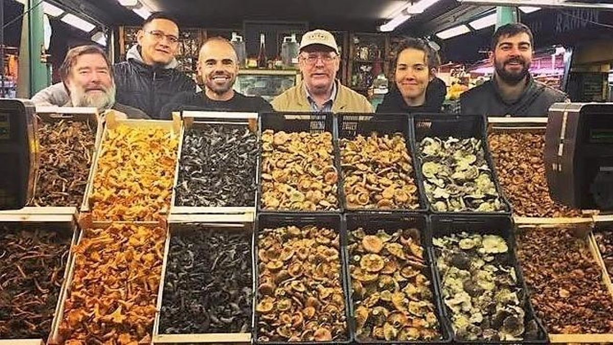 Parte del equipo de Bolets Petràs, en el puesto de la Boqueria antes de la pandemia.