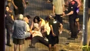 Varias personas atienden a la persona que ha recibido al menos un disparo por arma de fuego delante de un bar en la Rambla Prim, en Barcelona.