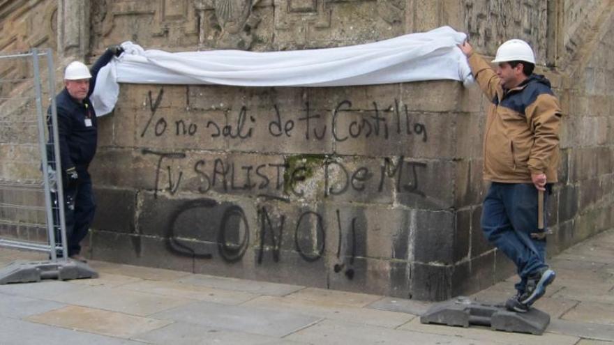 Una de las pintadas en la Catedral.