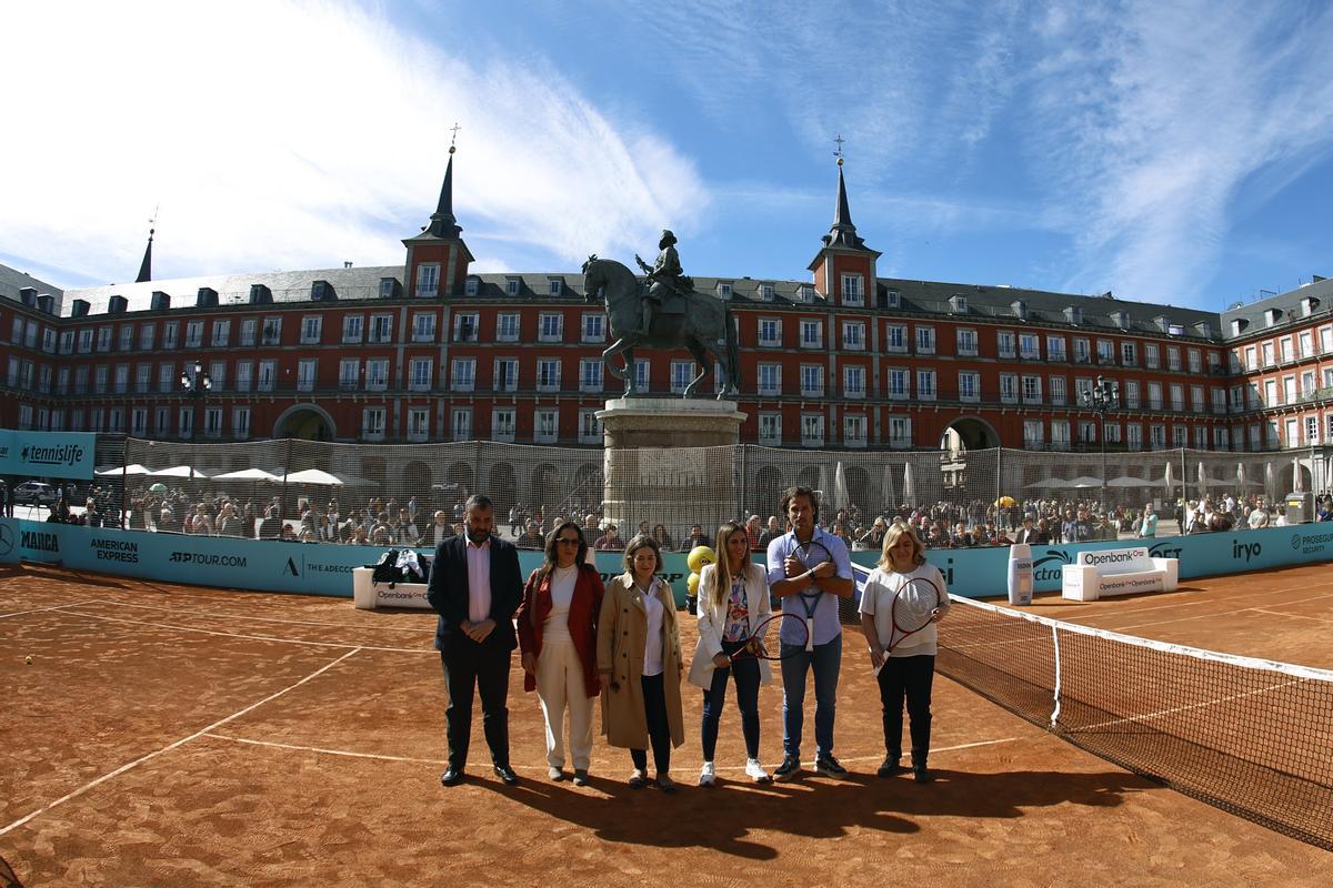 Feliciano López estrena la pista de tenis de la Plaza Mayor de Madrid