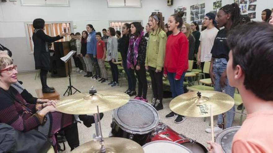 Assaig ahir al migdia en una aula de l&#039;institut Guillem Catà sota l&#039;atenta mirada de la regidora Anna Crespo