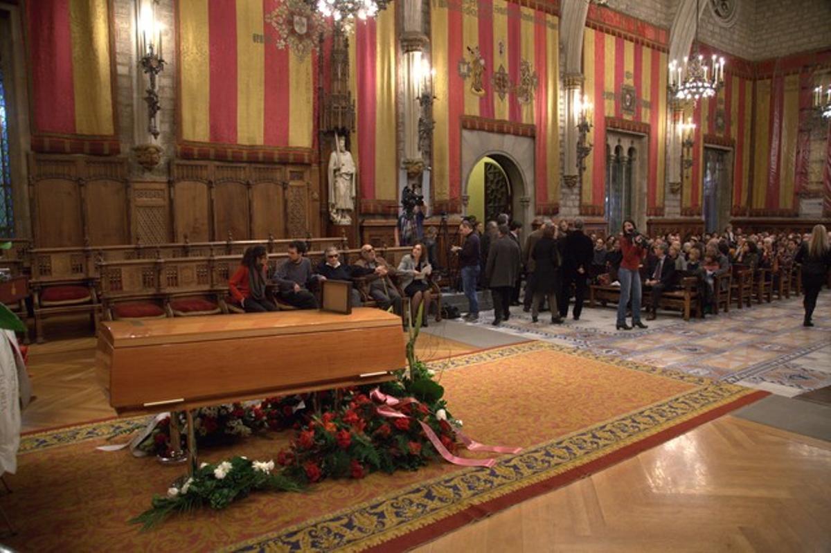 El fèretre de Joan Barril, al Saló de Cent de l’Ajuntament de Barcelona, poc abans de començar la cerimònia de comiat.