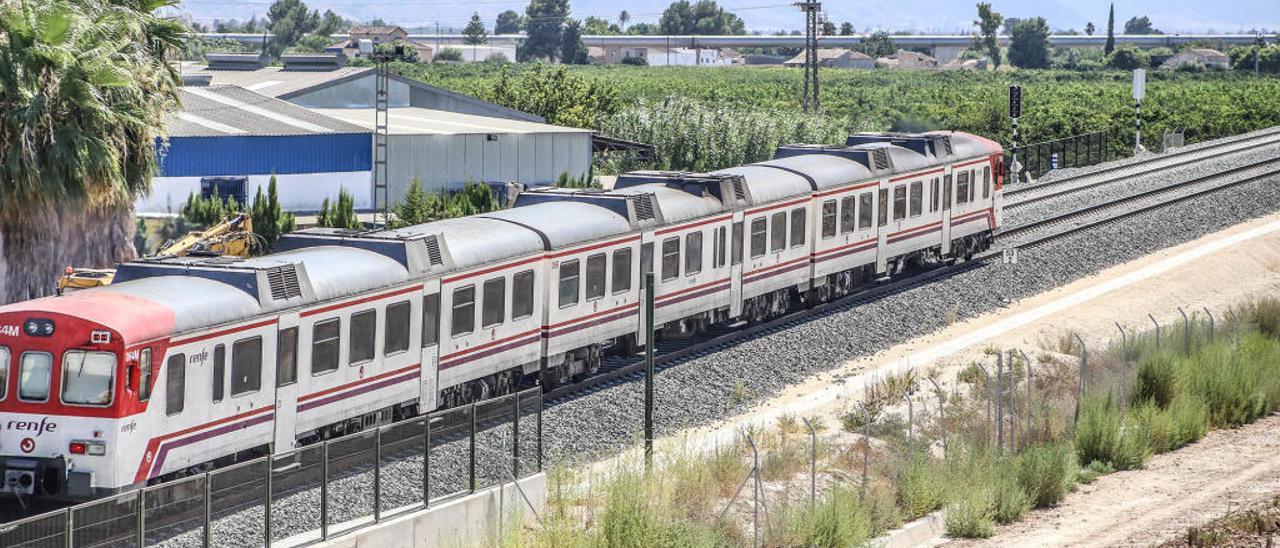 Tren de cercanías en los alrededores de Orihuela.