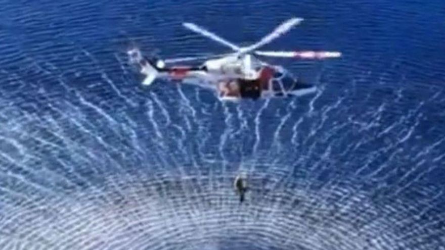 Ein Helikopter holte den Mann aus dem Meer.