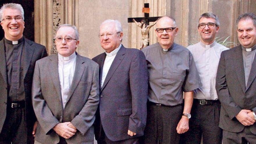 Nadal Bernat, a la izquierda, el obispo Salinas y varios miembros de la curia.