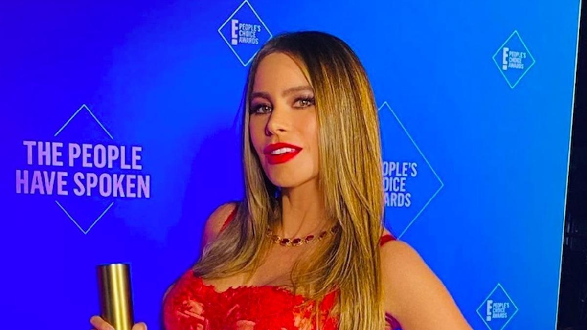 Sofía Vergara, con vestido rojo de encaja de Dolce&amp;Gabanna en los People Choice Awards 2020