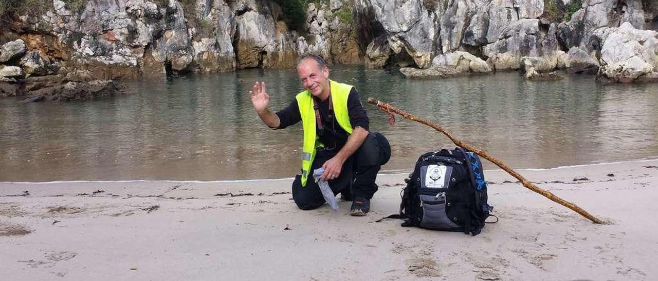 Aillet, en la playa de Gulpiyuri, recogiendo arena para su obra de arte.