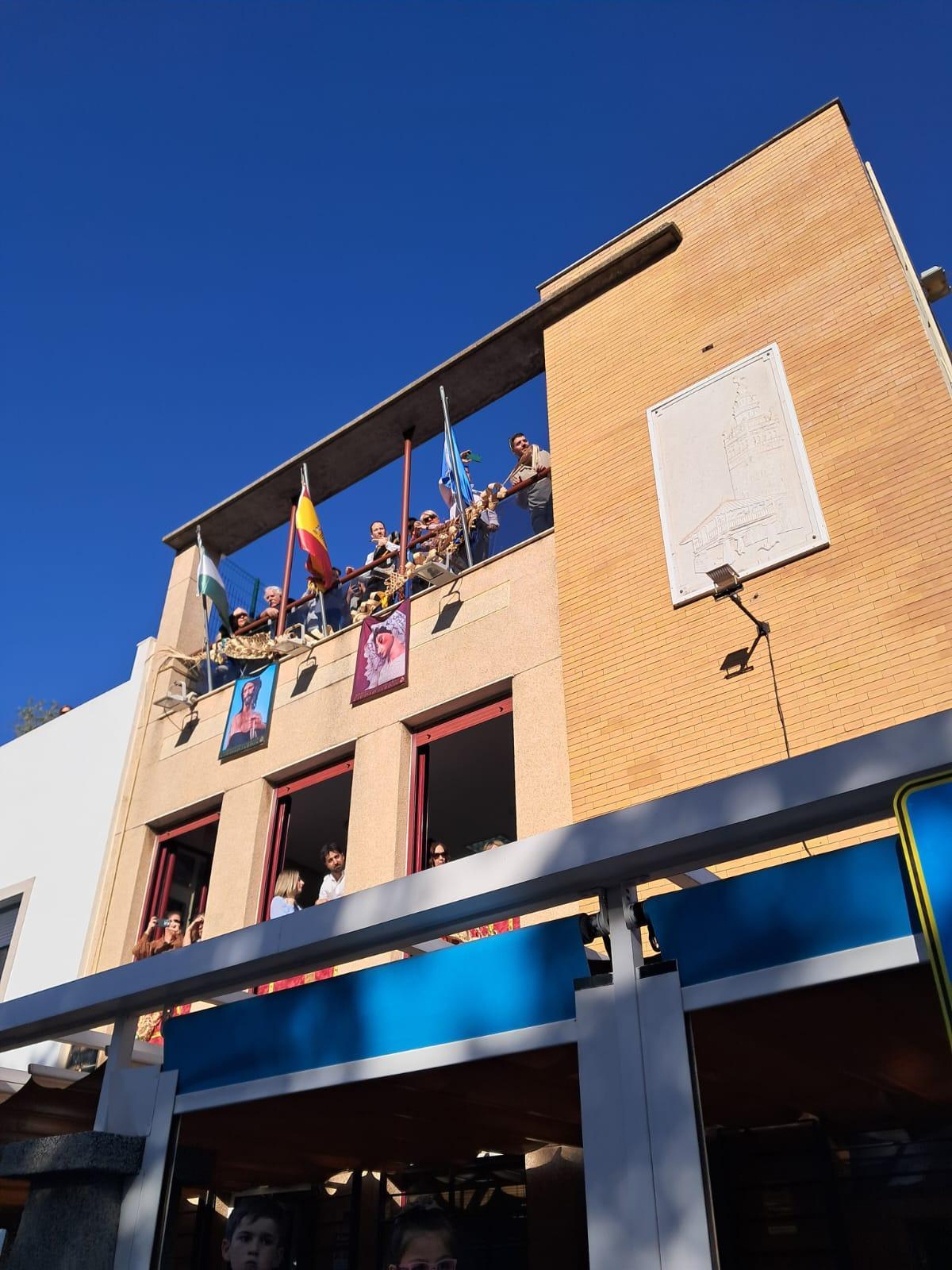 La fachada del Centro Asturiano de Sevilla durante la procesión de la Hermandad de La Milagrosa.