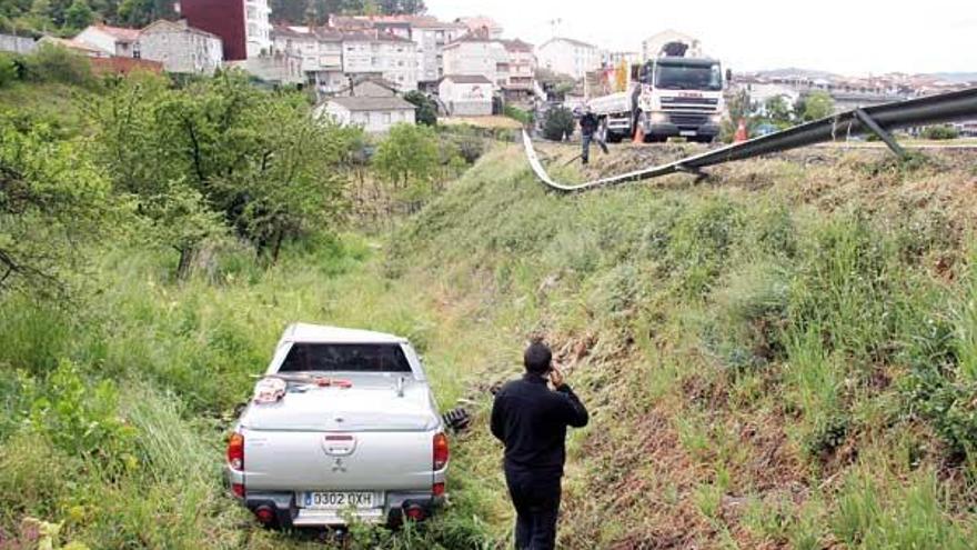 Vehículo que se precipitó por el terraplén.