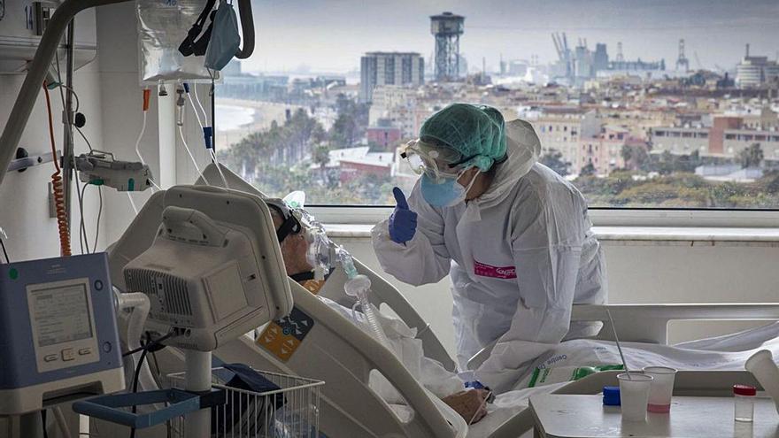 Paciente ingresado por covid en el hospital del Mar de Barcelona. | FERRAN NADEU