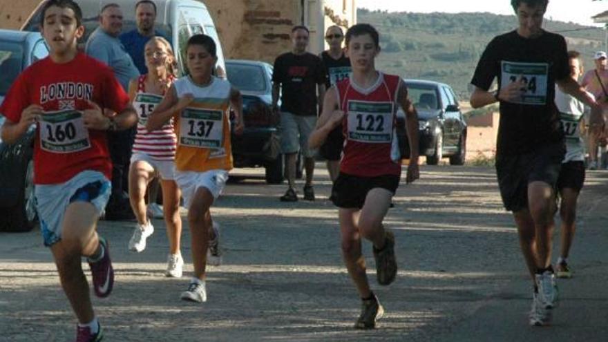 A la izquierda, los primeros clasificados de la categoría absoluta masculina reciben sus trofeos; a la derecha, varios de los atletas más jóvenes en plena competición.