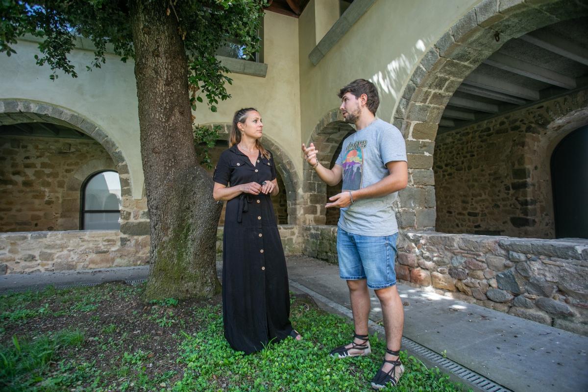 Mireia Vehí amb l'alcalde de Cervià de Ter, Guillem Surroca.