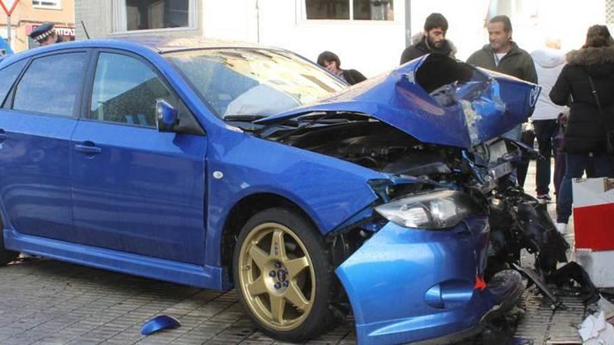 Un coche se empotra contra un supermercado en Grado